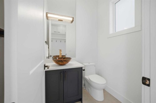 1712 18 Avenue Nw, Calgary, AB - Indoor Photo Showing Bathroom
