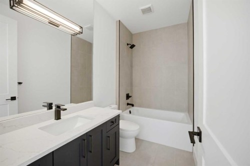 1712 18 Avenue Nw, Calgary, AB - Indoor Photo Showing Bathroom
