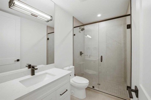 1712 18 Avenue Nw, Calgary, AB - Indoor Photo Showing Bathroom