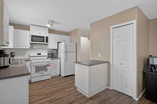 260 Stonemere Place, Chestermere, AB - Indoor Photo Showing Kitchen