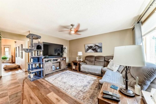 36 Shannon Road Sw, Calgary, AB - Indoor Photo Showing Living Room