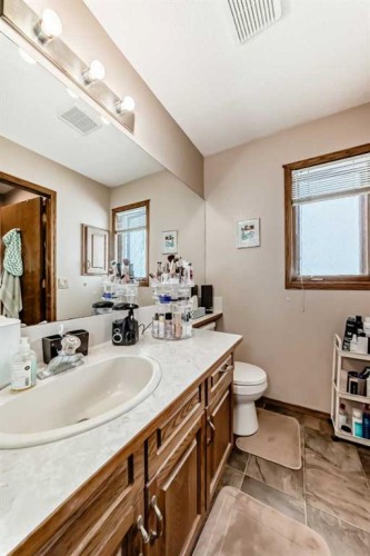 36 Shannon Road Sw, Calgary, AB - Indoor Photo Showing Bathroom