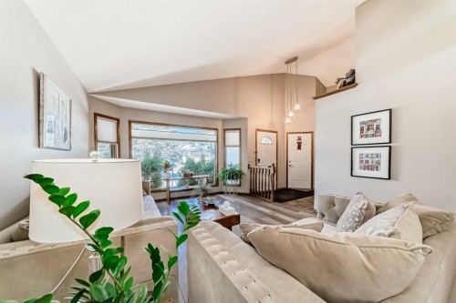 36 Shannon Road Sw, Calgary, AB - Indoor Photo Showing Living Room