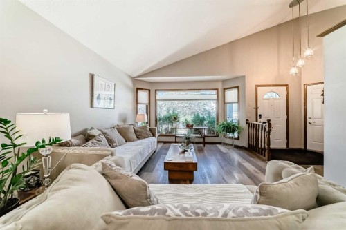 36 Shannon Road Sw, Calgary, AB - Indoor Photo Showing Living Room