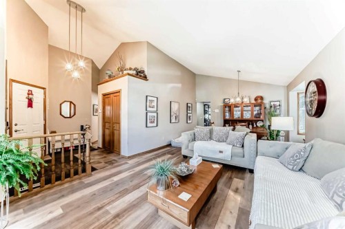 36 Shannon Road Sw, Calgary, AB - Indoor Photo Showing Living Room