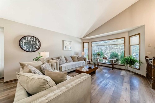 36 Shannon Road Sw, Calgary, AB - Indoor Photo Showing Living Room