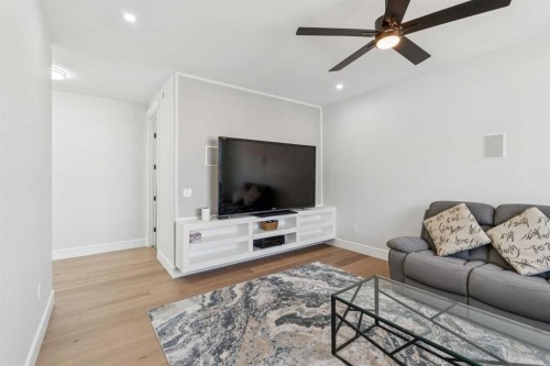 19 Duhram Way, Rural Rocky View County, AB - Indoor Photo Showing Living Room