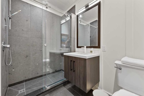 7235 Kananaskis Drive Sw, Calgary, AB - Indoor Photo Showing Bathroom