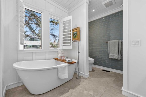 7235 Kananaskis Drive Sw, Calgary, AB - Indoor Photo Showing Bathroom