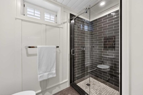 7235 Kananaskis Drive Sw, Calgary, AB - Indoor Photo Showing Bathroom