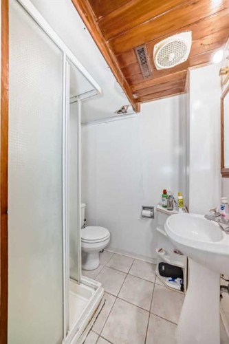 2106 24 Street South, Lethbridge, AB - Indoor Photo Showing Bathroom