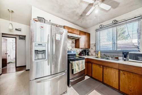 2106 24 Street South, Lethbridge, AB - Indoor Photo Showing Kitchen With Double Sink