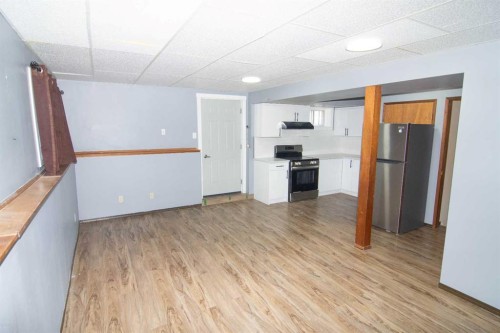 27 Taraglen Court Ne, Calgary, AB - Indoor Photo Showing Kitchen