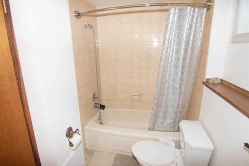 27 Taraglen Court Ne, Calgary, AB - Indoor Photo Showing Bathroom