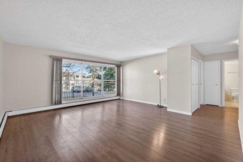 83E-231 Heritage Drive Se, Calgary, AB - Indoor Photo Showing Living Room
