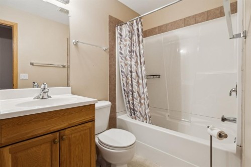 17 Prestwick Pond Terrace Se, Calgary, AB - Indoor Photo Showing Bathroom