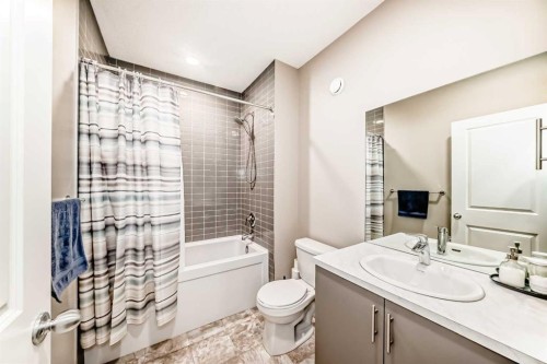 277 Lucas Avenue Nw, Calgary, AB - Indoor Photo Showing Bathroom