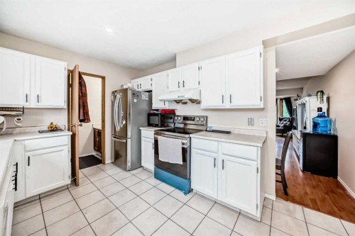 110 Edgeburn Crescent Nw, Calgary, AB - Indoor Photo Showing Kitchen