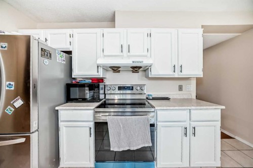 110 Edgeburn Crescent Nw, Calgary, AB - Indoor Photo Showing Kitchen