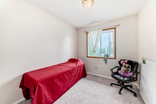110 Edgeburn Crescent Nw, Calgary, AB - Indoor Photo Showing Bedroom