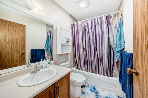 110 Edgeburn Crescent Nw, Calgary, AB - Indoor Photo Showing Bathroom