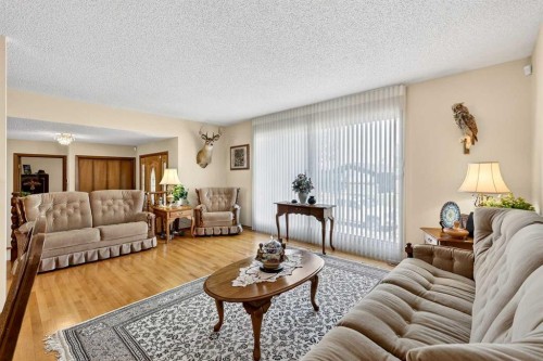 168 Templewood Drive Ne, Calgary, AB - Indoor Photo Showing Living Room