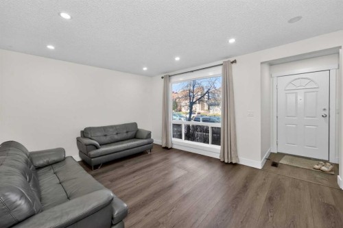 3319 56 Street Ne, Calgary, AB - Indoor Photo Showing Living Room