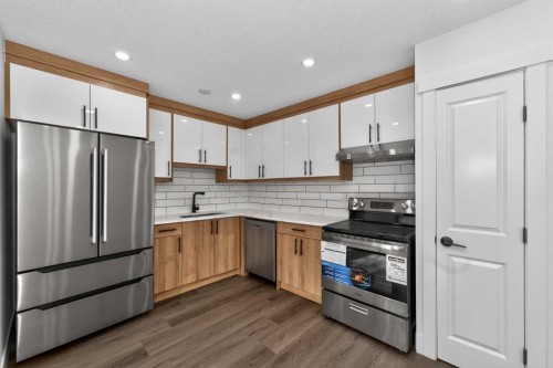 3319 56 Street Ne, Calgary, AB - Indoor Photo Showing Kitchen