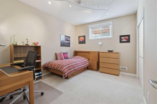 202 Tusslewood Terrace Nw, Calgary, AB - Indoor Photo Showing Bedroom
