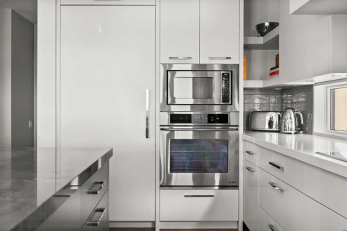 34 Elveden Heights Sw, Calgary, AB - Indoor Photo Showing Kitchen With Upgraded Kitchen