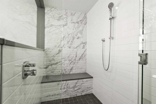 34 Elveden Heights Sw, Calgary, AB - Indoor Photo Showing Bathroom