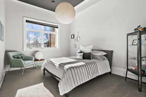34 Elveden Heights Sw, Calgary, AB - Indoor Photo Showing Bedroom