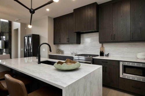  - Indoor Photo Showing Kitchen With Upgraded Kitchen