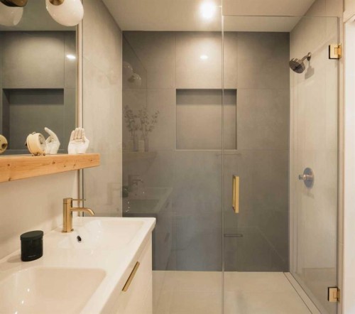 5036 Vanstone Crescent Nw, Calgary, AB - Indoor Photo Showing Bathroom