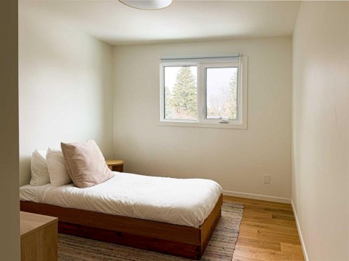 5036 Vanstone Crescent Nw, Calgary, AB - Indoor Photo Showing Bedroom