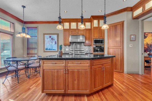 183 Westview Drive Sw, Calgary, AB - Indoor Photo Showing Kitchen