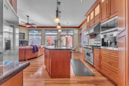183 Westview Drive Sw, Calgary, AB - Indoor Photo Showing Kitchen