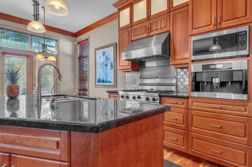 183 Westview Drive Sw, Calgary, AB - Indoor Photo Showing Kitchen