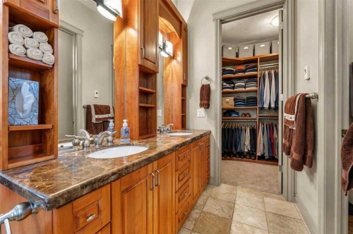 183 Westview Drive Sw, Calgary, AB - Indoor Photo Showing Bathroom