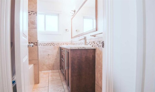 15 Hamlet Road Sw, Calgary, AB - Indoor Photo Showing Bathroom