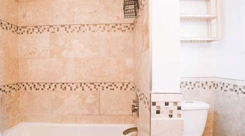 15 Hamlet Road Sw, Calgary, AB - Indoor Photo Showing Bathroom