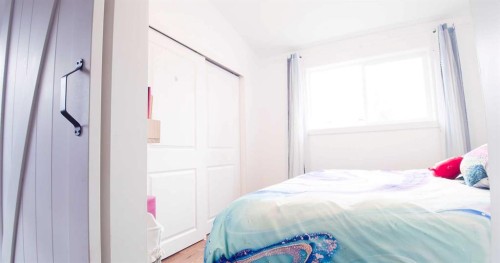 15 Hamlet Road Sw, Calgary, AB - Indoor Photo Showing Bedroom