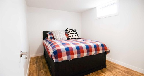 15 Hamlet Road Sw, Calgary, AB - Indoor Photo Showing Bedroom