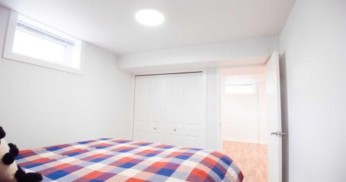 15 Hamlet Road Sw, Calgary, AB - Indoor Photo Showing Bedroom