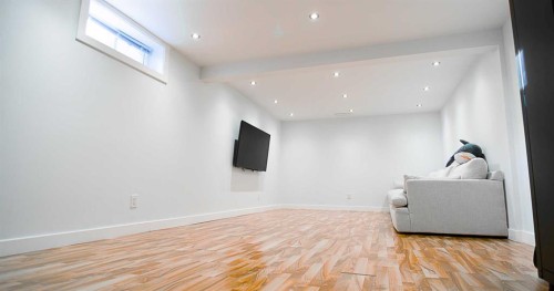 15 Hamlet Road Sw, Calgary, AB - Indoor Photo Showing Other Room