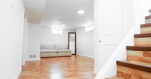 15 Hamlet Road Sw, Calgary, AB - Indoor Photo Showing Other Room