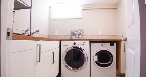 15 Hamlet Road Sw, Calgary, AB - Indoor Photo Showing Laundry Room