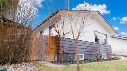 15 Hamlet Road Sw, Calgary, AB - Outdoor