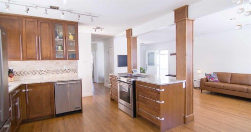 15 Hamlet Road Sw, Calgary, AB - Indoor Photo Showing Kitchen