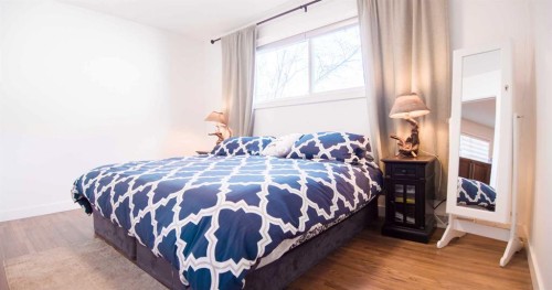 15 Hamlet Road Sw, Calgary, AB - Indoor Photo Showing Bedroom